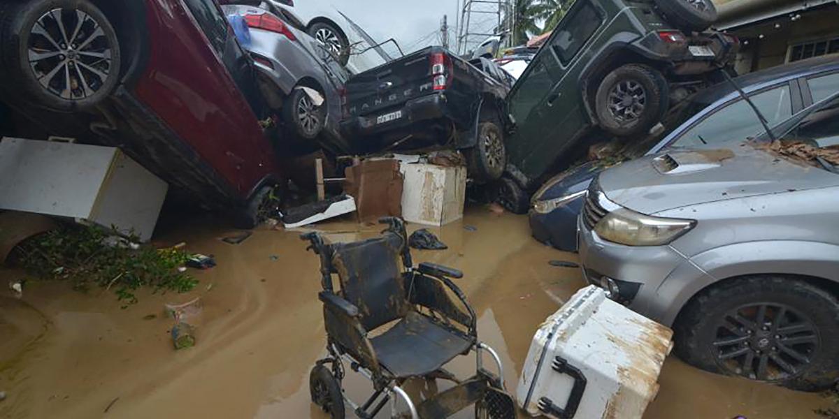 Felborult, egymás hegyén-hátán fekvő járművek a Kalmaegi tájfun által kialakult heves esőzések nyomán elárasztott utakon a Fülöp-szigetek középső részén, 2025. november 4-én.