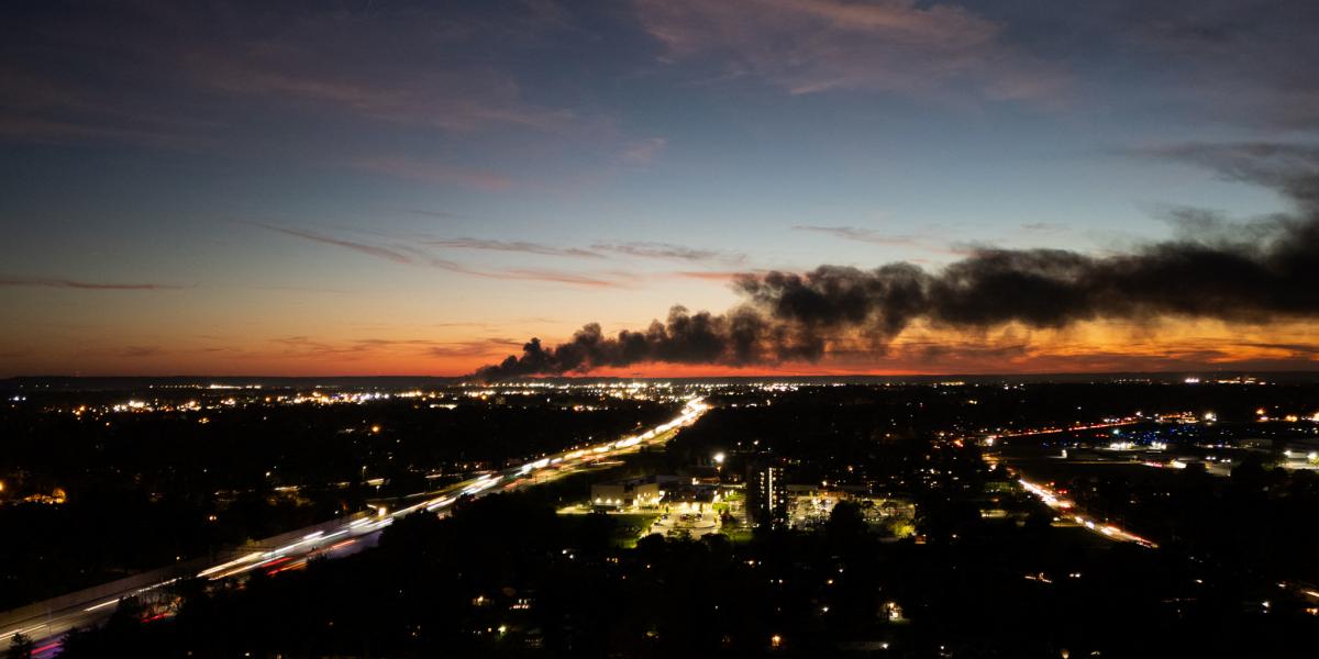 Füst száll fel a UPS teherszállító repülőgépének lezuhanásának helyszínéről.