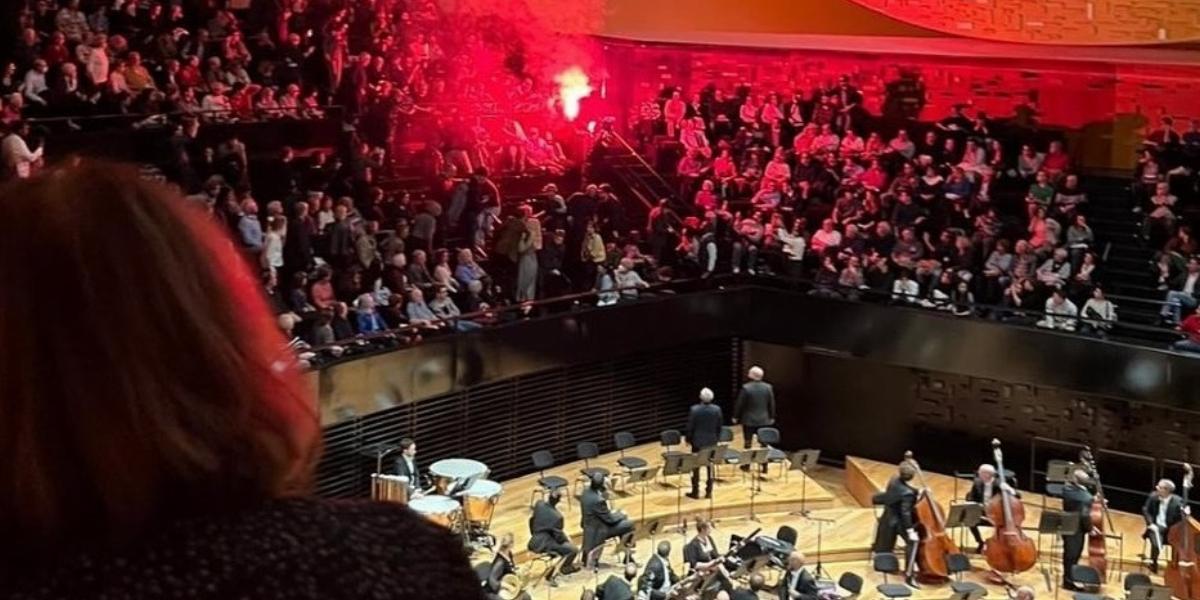 Jelzőrakétákkal is megzavarták a koncertet, a Pierre Boulez-előadóterem egy pontja megtelt füsttel. A hangverseny végül folytatódott
