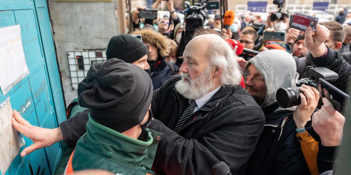 Iványi Gábor, a vádlott lelkész. Hatóság elleni erőszakkal gyanúsítják