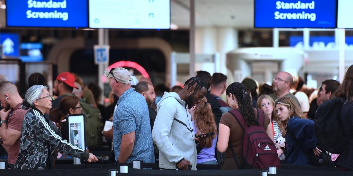 A kormányzati leállás a légi forgalmat is sújtja, a közelgő „pulykaünnepre” komoly gondok adódhatnak országszerte