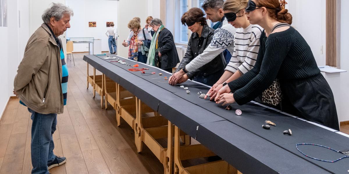 A kiállításon nem nézni kellett, hanem tapintani