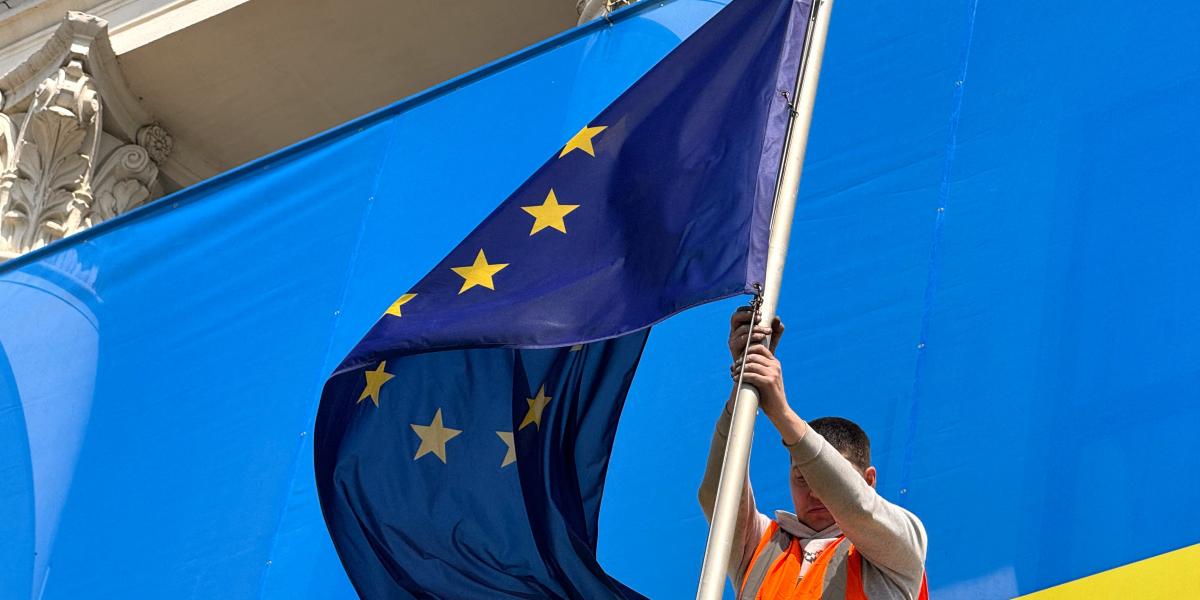 Ukrajna és az Európai Unió zászlója Zaporizzsjában a városi tanács épületénél egy korábbi ünnepségen