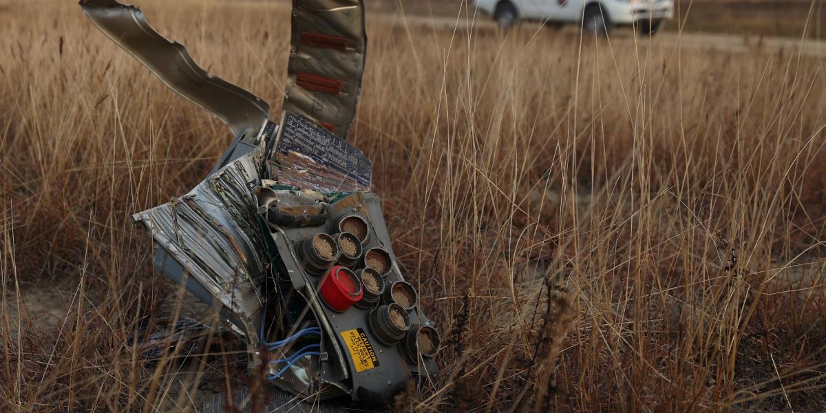 A katonai teherszállító repülőgép roncsai a baleset helyszínén, a grúz-azerbajdzsáni határ közelében 2025. november 12-én.