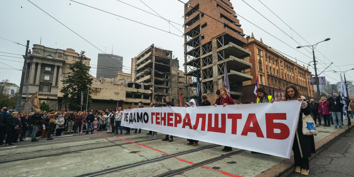 A belgrádi élőláncban egymás mellé kerültek városvédők, baloldali aktivisták, konzervatív értelmiségiek, diákok, háborús emlékezetükhöz ragaszkodó nacionalisták, korrupcióellenes civil szervezetek