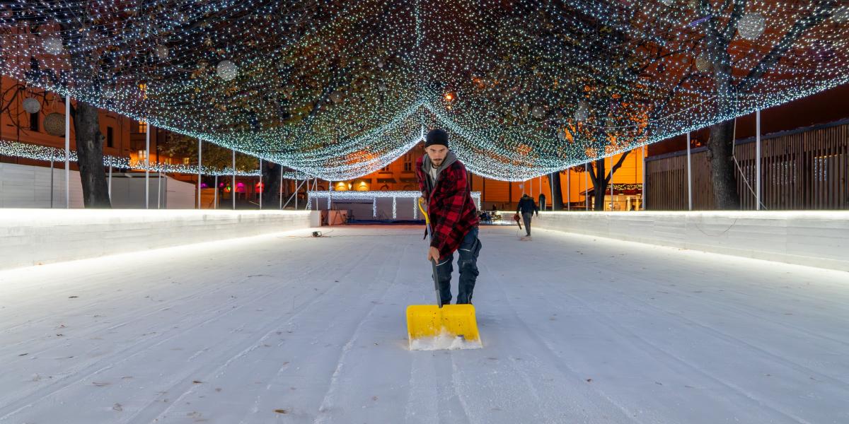 Ünnepi jégpálya-készítés a Városháza Parkban