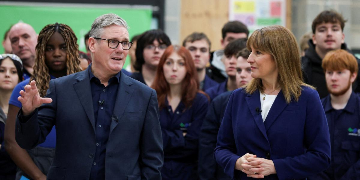 Keir Starmer a héten a 30 milliárd fontos költségvetési „fekete lyuk” betömésének gondjával küzdő Rachel Reeves pénzügyminiszterrel együtt látogatta meg a walesi Menai egyetemet