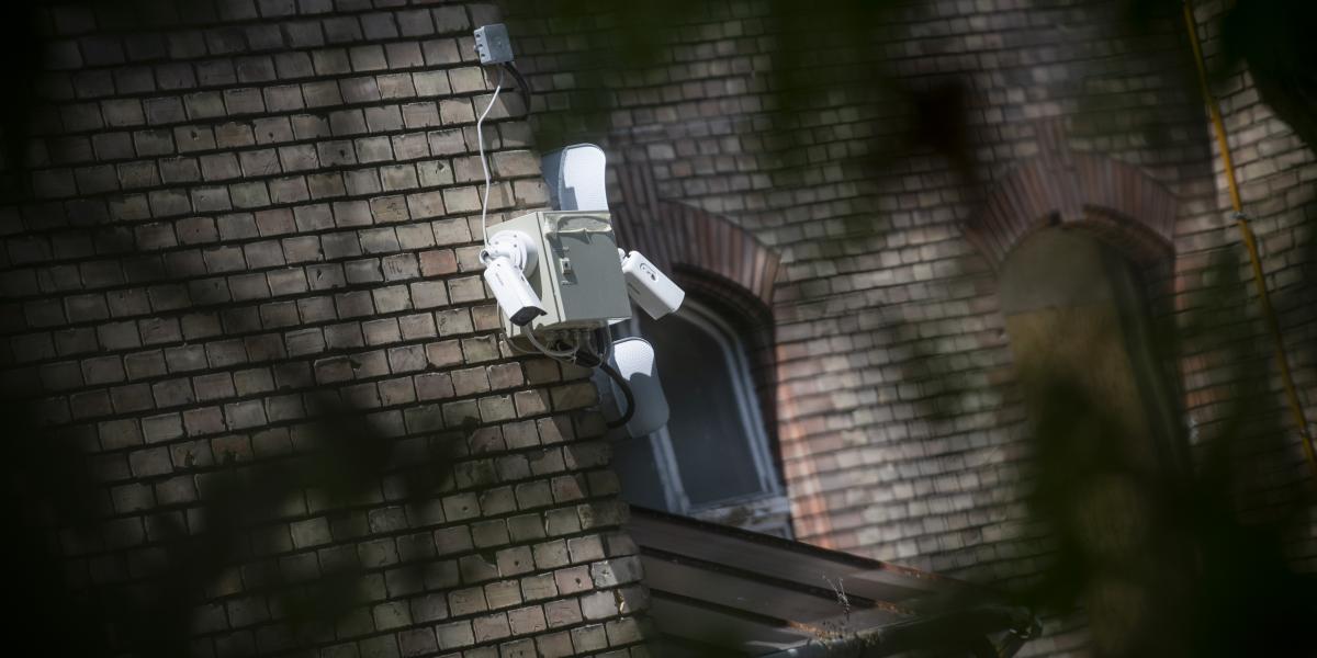 Illusztráció: Kamerák a Szent János Kórház egyik épületén 