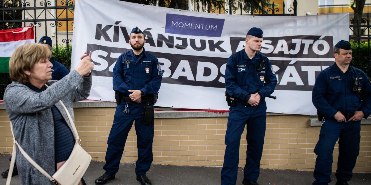 Illusztráció: Tüntetés a Szuverenitásvédelmi Hivatal előtt május 16-án 