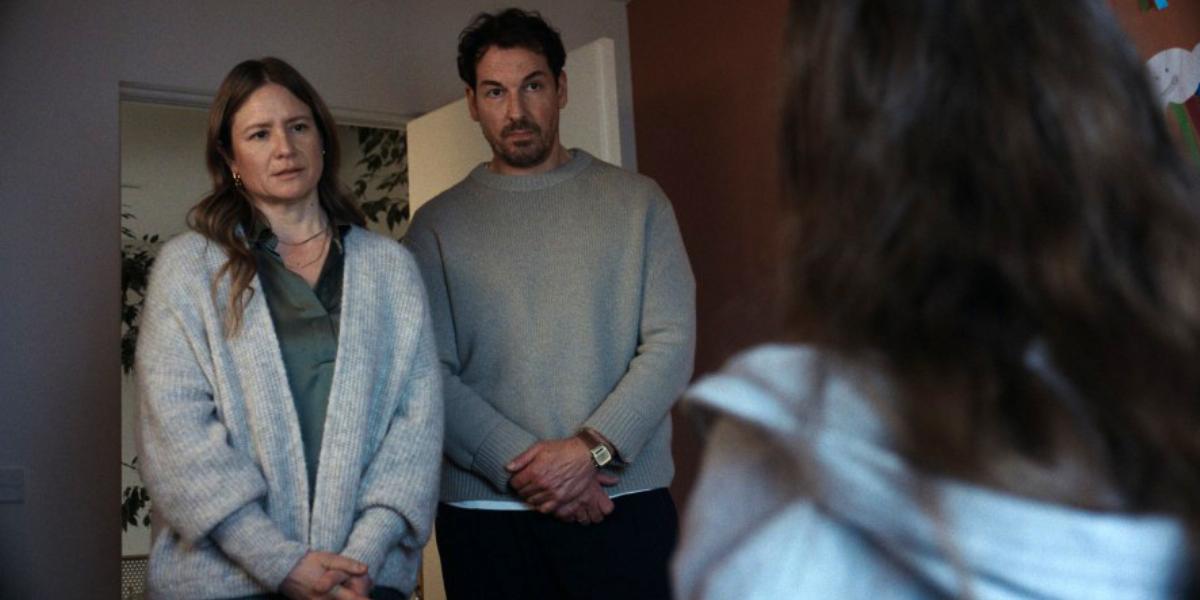 A szülők szerepében Julia Jentsch és Felix Kramer, háttal a főszereplőt, Mariellét alakító Laeni Geiseler