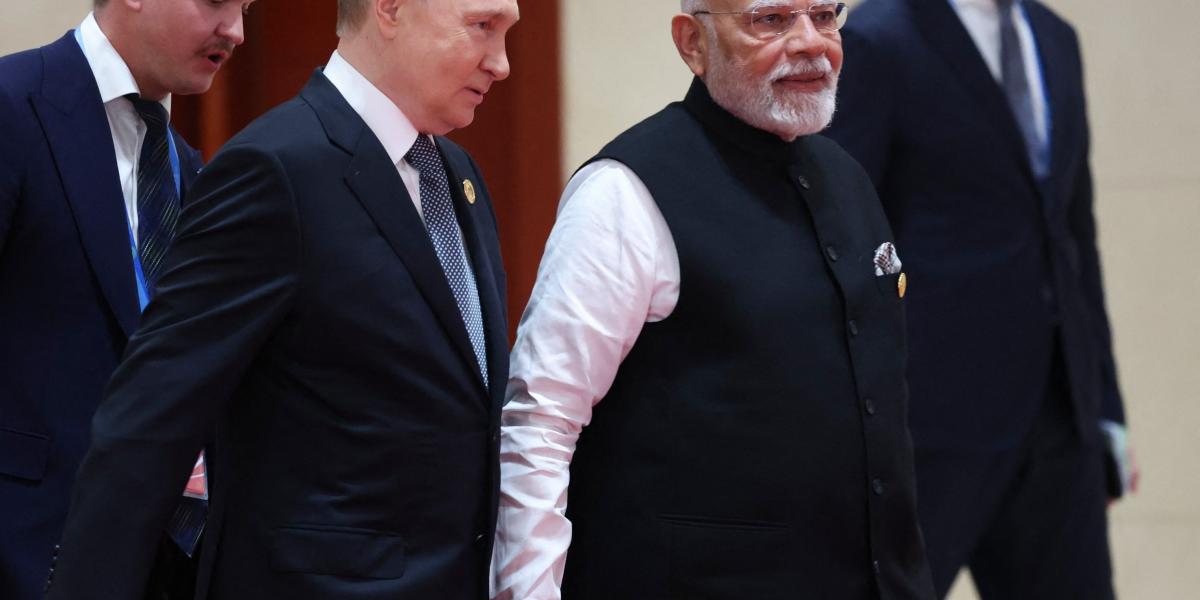 Vlagyimir Putyin orosz elnök és Narendra Modi miniszterelnök már idén szeptemberben is kézenfogva ment tárgyalóasztalhoz a kínai Tiemcsinben