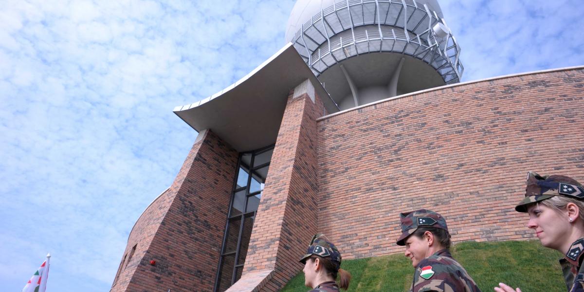 Illusztráció: A medinai NATO-radarállomás átadási ünnepsége 2014. március 18-án 