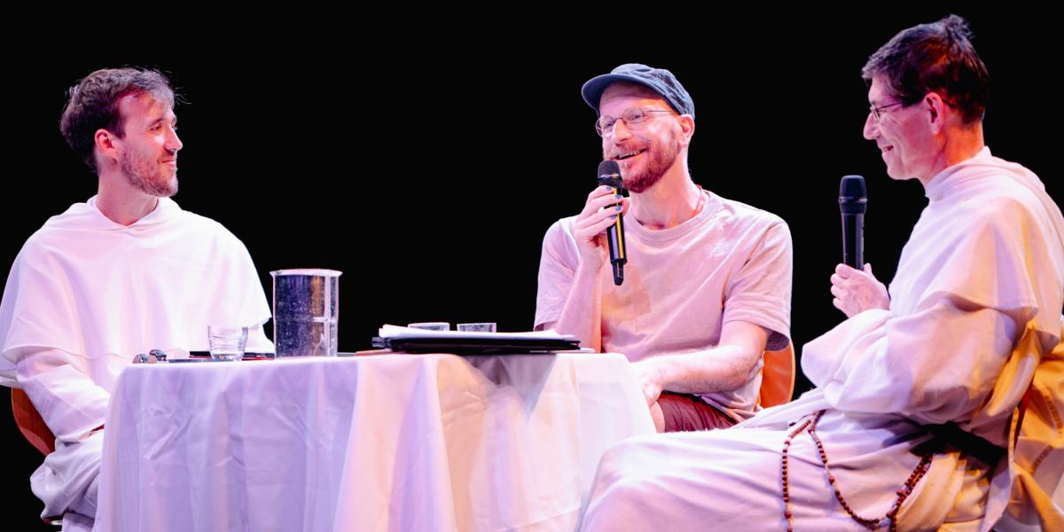 Színikritikusként nem mentik fel automatikusan a vallási témákat érintő előadásokat, de nem is rekesztik ki őket. Elfogadják, hogy az Istenről való gondolkodásnak sokféle hangja lehet