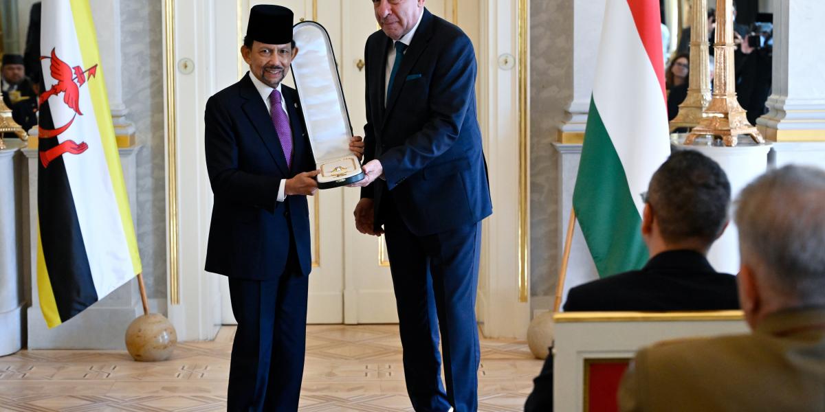 Sulyok Tamás átadja a Magyar Érdemrend nagykeresztje a nyaklánccal és az arany sugaras csillaggal kitüntetést Hassanal Bolkiah brunei szultánnak november 18-án 