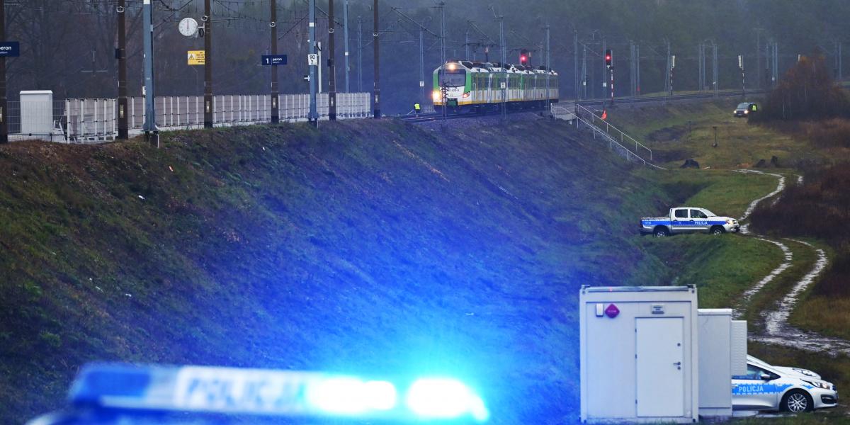 Rendőri nyomozás a Mika vasútállomás közelében megrongálódott vasúti sínszakaszon.