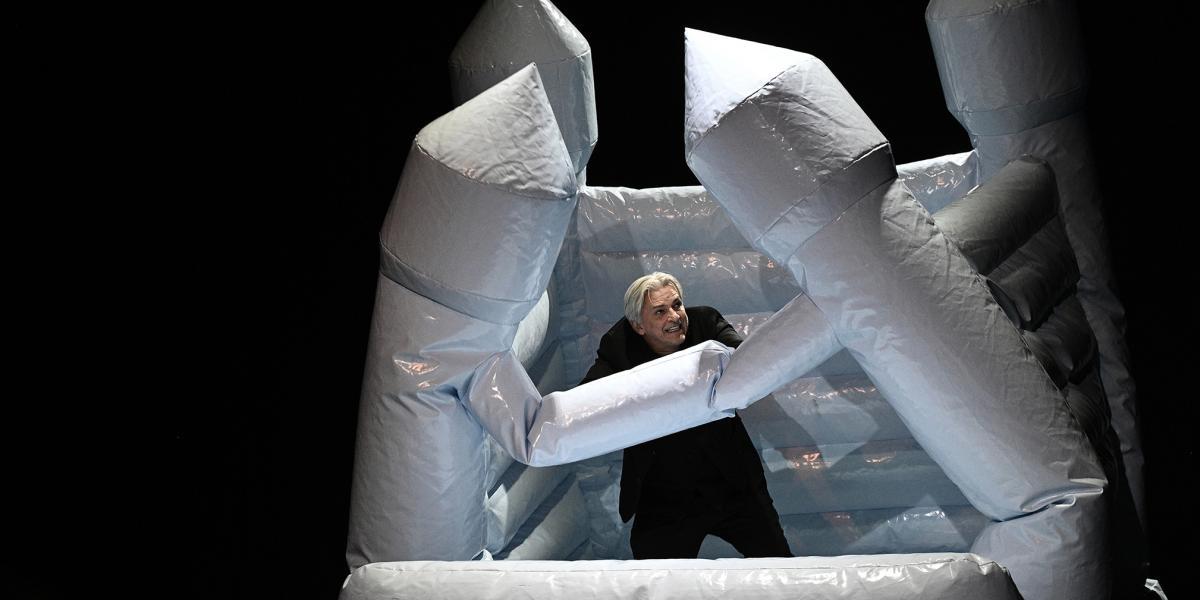 Alföldi Róbert mint Bruscon az előadás végi díszletben 