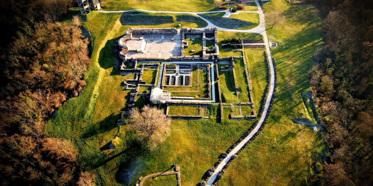 Vélhetőleg persze a lényeg, hogy jövő tavasszal már látható legyen valami a projektből, s így fel lehessen használni a kampányban