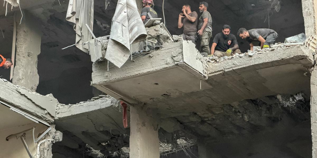 Mentőcsapatok keresik a túlélőket egy izraeli légicsapás után Bejrútban, 2025. november 23-án, miután aznap Benjamin Netanjahu kormányfő parancsot adott a támadásra, amelynek célpontja a Hezbollah vezérkari főnöke volt.