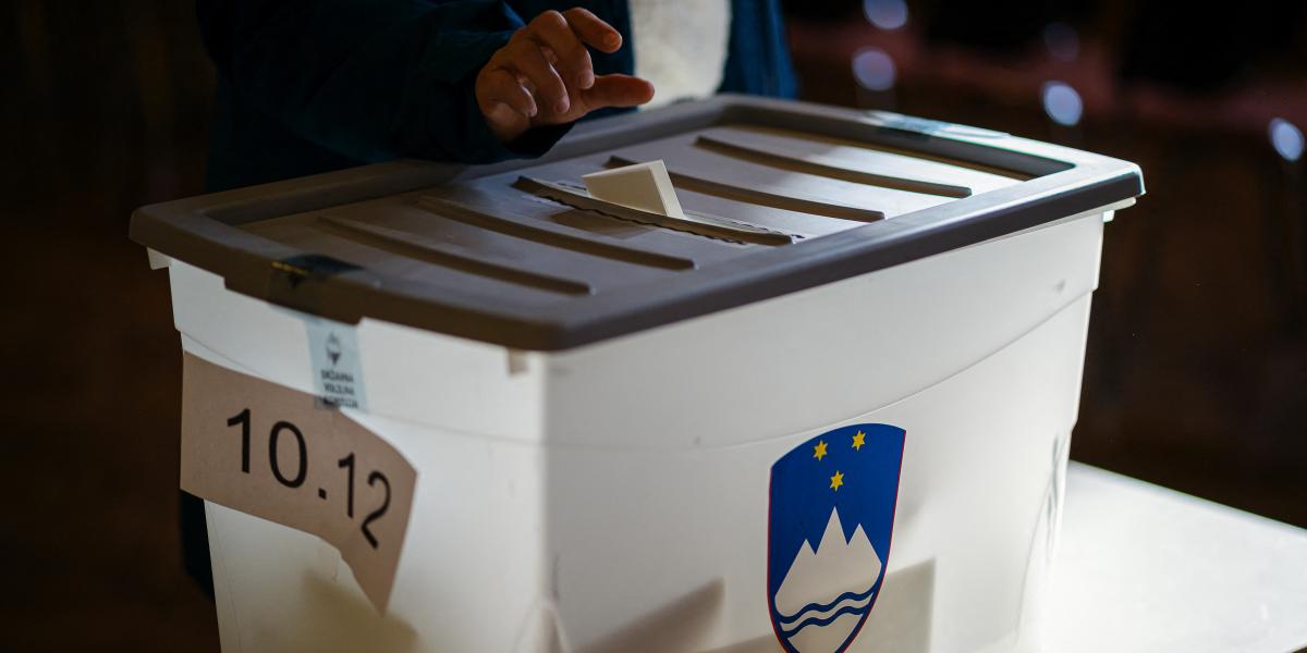 Egy választó leadja szavazatát Szlovéniában, az eutanázia legalizálásáról szóló törvényről tartott népszavazáson