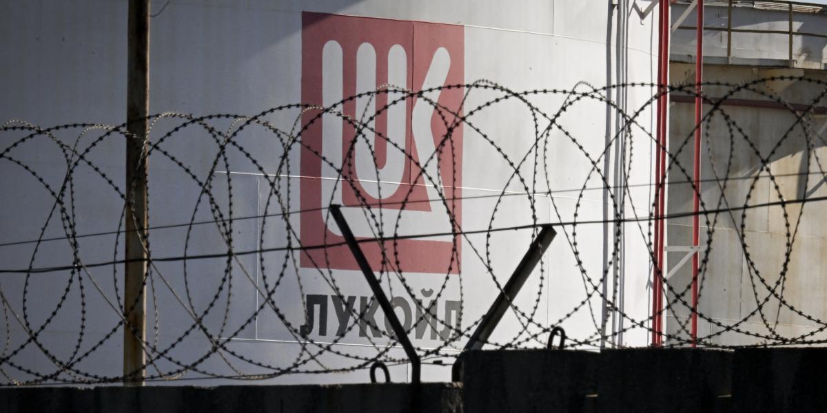 Életbe léptek a Lukoilt érintő amerikai korlátozások