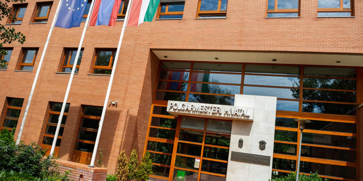 Az önkormányzat nyilvánosan szinte sosem bírálta a kormányt