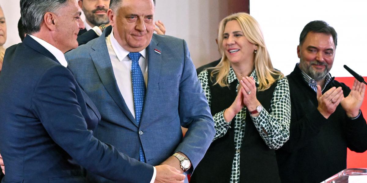 Dodik (jobbra) ünnepli jelöltje, 
Karan győzelmét