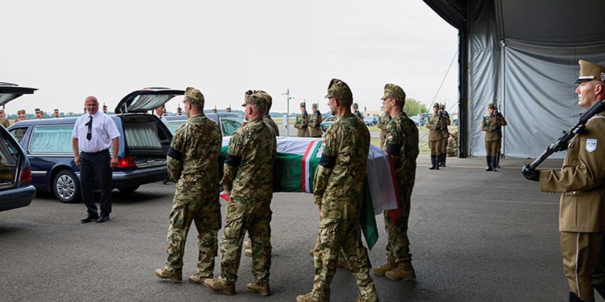 Katonai tiszteletadással fogadják a Horvátországban helikopterbalesetben elhunyt magyar katonák földi maradványait az MH 86. Szolnok Helikopter Bázison 2023. június 27-én