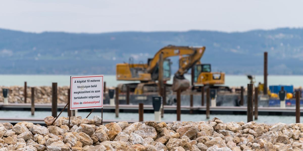 A földvári kikötőt építő cég szerint a Kúria ellehetetleníti a vállalkozá­sukat