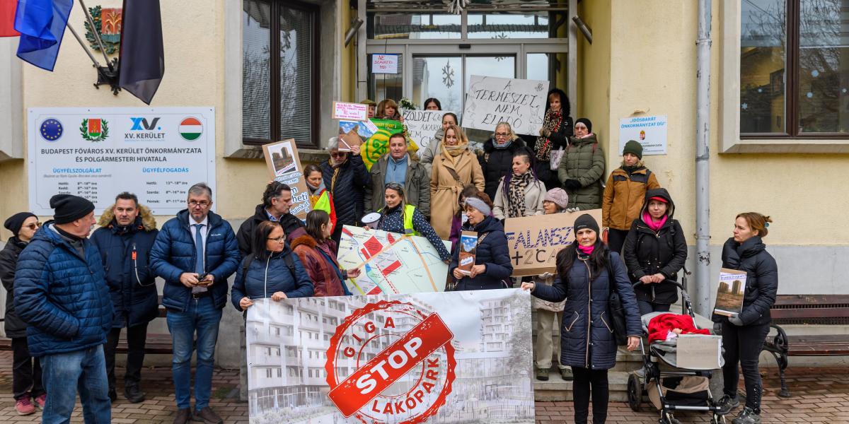 Lakossági tüntetés Hadházy Ákossal a beruházás ellen a XV. kerületi polgármesteri hivatalnál 2025. november 27-én