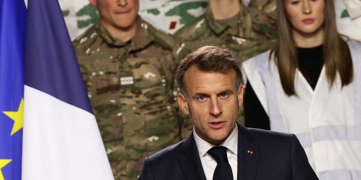 Emmanuel Macron elnök a varces-i katonai bázison jelentette be, hogy 20 év után ismét bevezetik a sorkatonai szolgálatot egy új, önkéntes modell alapján