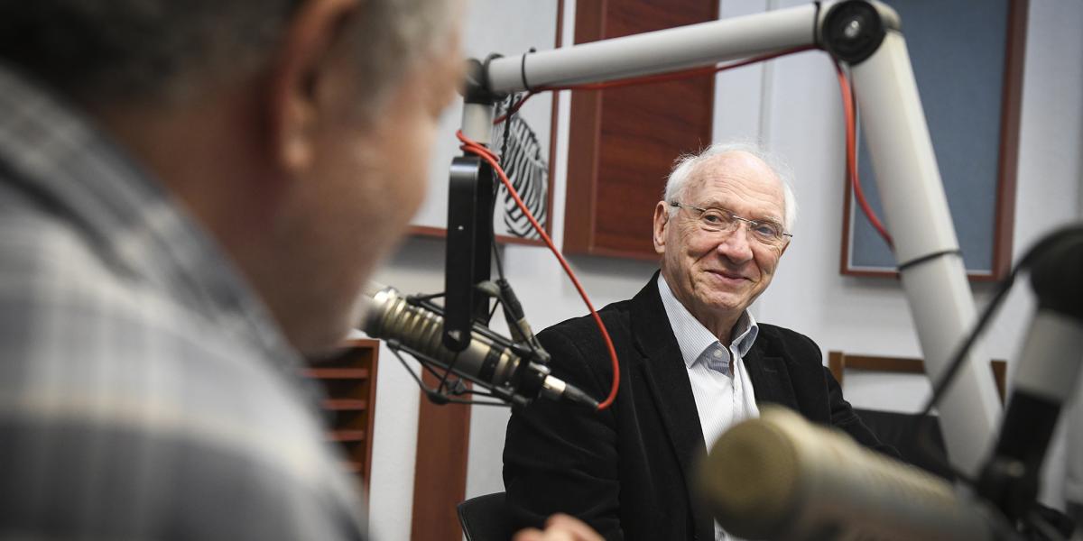 Gondoskodó vezetőnk „szándékosan borít fel szemetesládákat”, hogy később saját maga teremthesse meg a rend látszatát