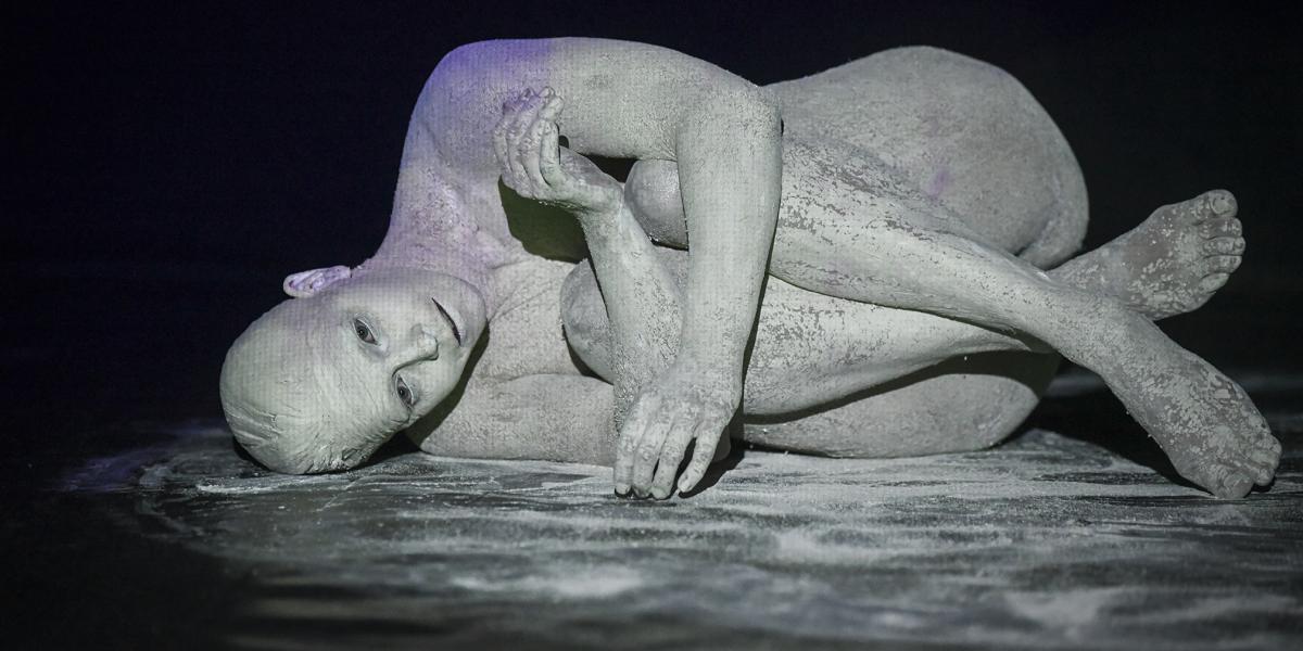 Mórocz Eszter táncművész Gáos László Semmi-szövegek – Hommage a Samuel Beckett című előadásában