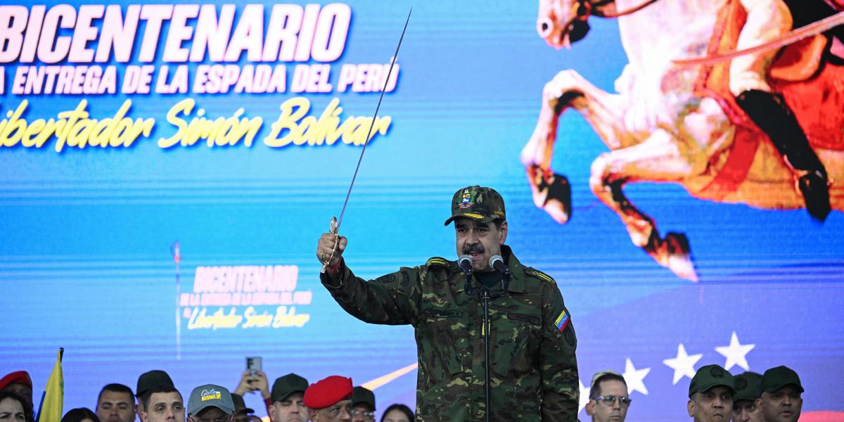 Maduro a nemzeti ikon, Simon Bolivar kardjával üzent az USA-nak