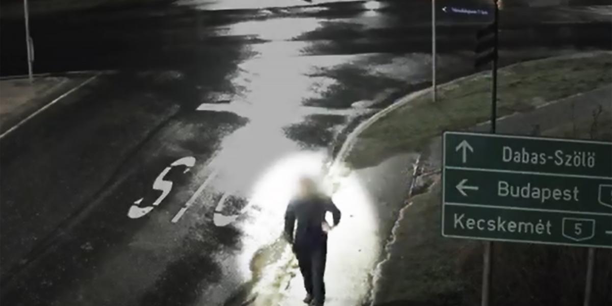 Az elkövető amint elsiet a tett színhelyéről. 