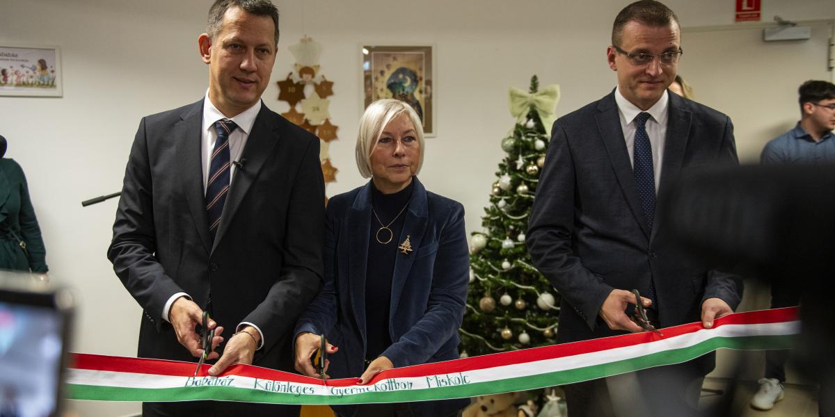 Fülöp Attila államtitkár, a fideszes Csöbör Katalin és Alakszai Zoltán főispán