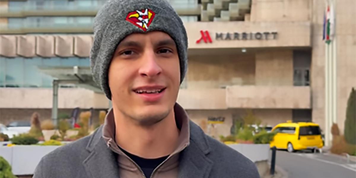 Sándor Balázs a Marriott Hotel előtt