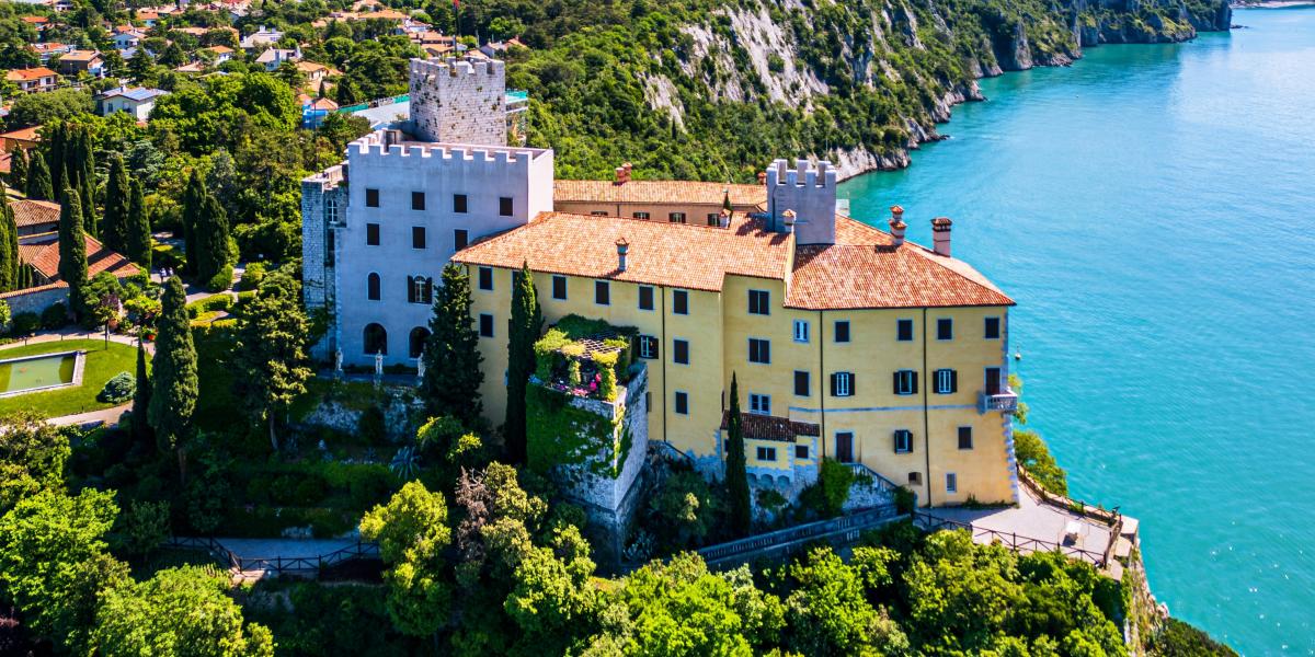 A Thurn und Taxis hercegek rezidenciája, a Trieszt melletti Duinói-kastély, ahol Rilke több hónapig időzött s ahol a Duinói elégiákat írta 