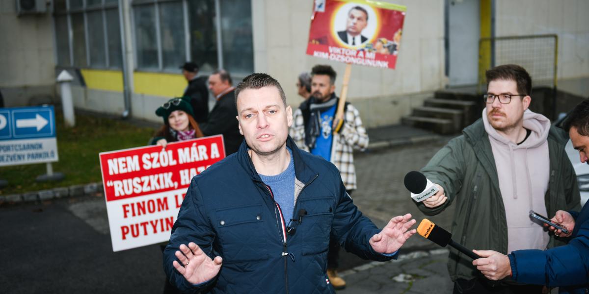 Menczer Tamás a Digitális Polgári Körök békegyűlése előtt Kecskeméten december 6-án 