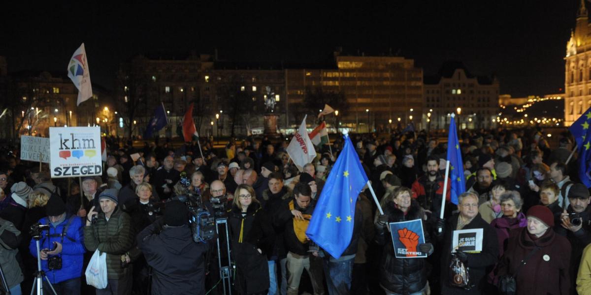 Ezúttal kevesebben vettek részt a Parlament előtti tüntetésen, mint az elmúlt hónapok demonstrációin FOTÓ: TÓTH GERGŐ