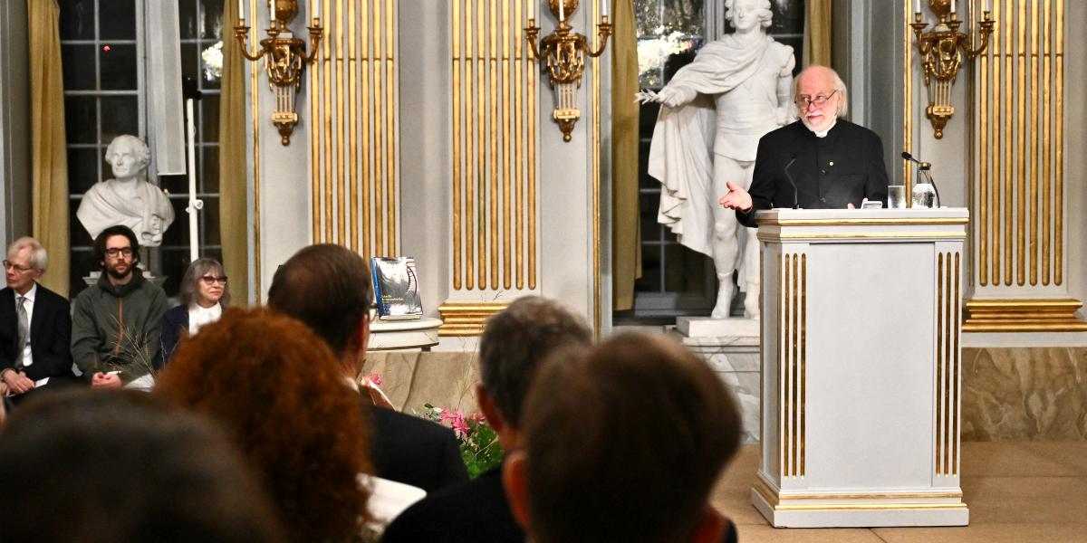 „Utad az evolúcióban lélegzetelállító, csak sajnos: megismételhetetlen” −

Krasznahorkai László vasárnap mondta el Nobel-beszédét, amelyet a Magvető Kiadó jelentet meg