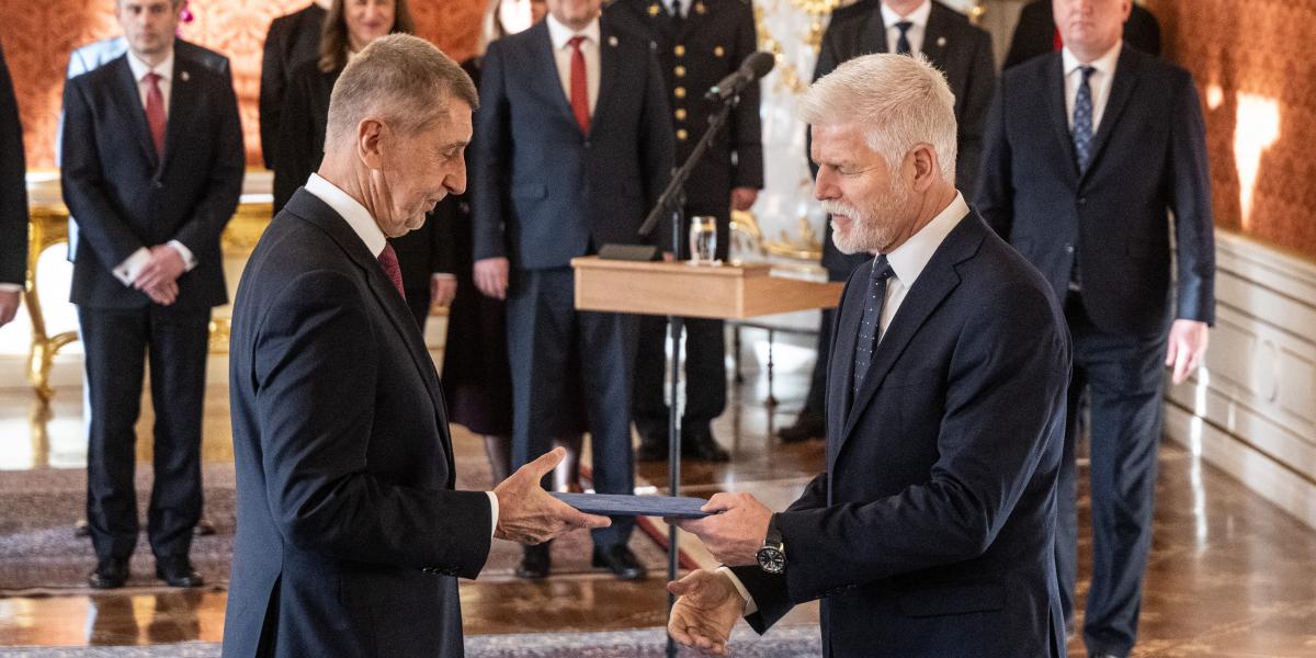Andrej Babis átveszi a miniszterelnöki kinevezéséről szóló okmányt Petr Paveltől december 9-én 