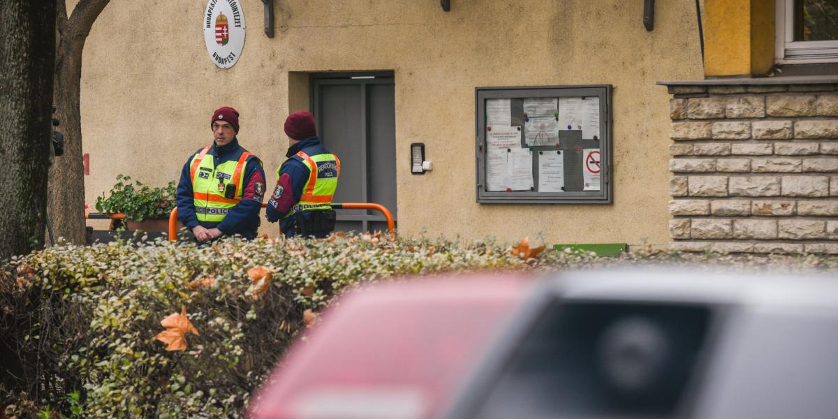 Rendőrök a Szőlő utcai javítóintézet előtt december 10-én 