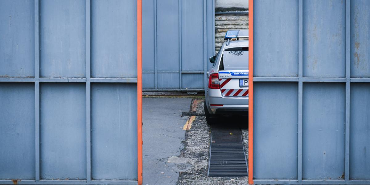 Rendőrautó a Szőlő utcai javítóintézet udvarán december 10-én 