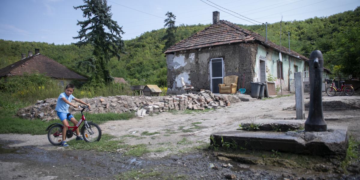  A Habitat for Humanity 2024-es jelentése szerint hazánkban több mint 2,5 millió ember él lakhatási szegénységben, ami kb. 1 millió háztartást jelent