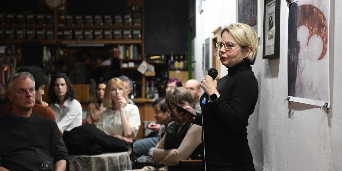 Babarczy Eszter Az ellenállás melankóliája angol nyelvű fordításának a borítójához írt szöveget