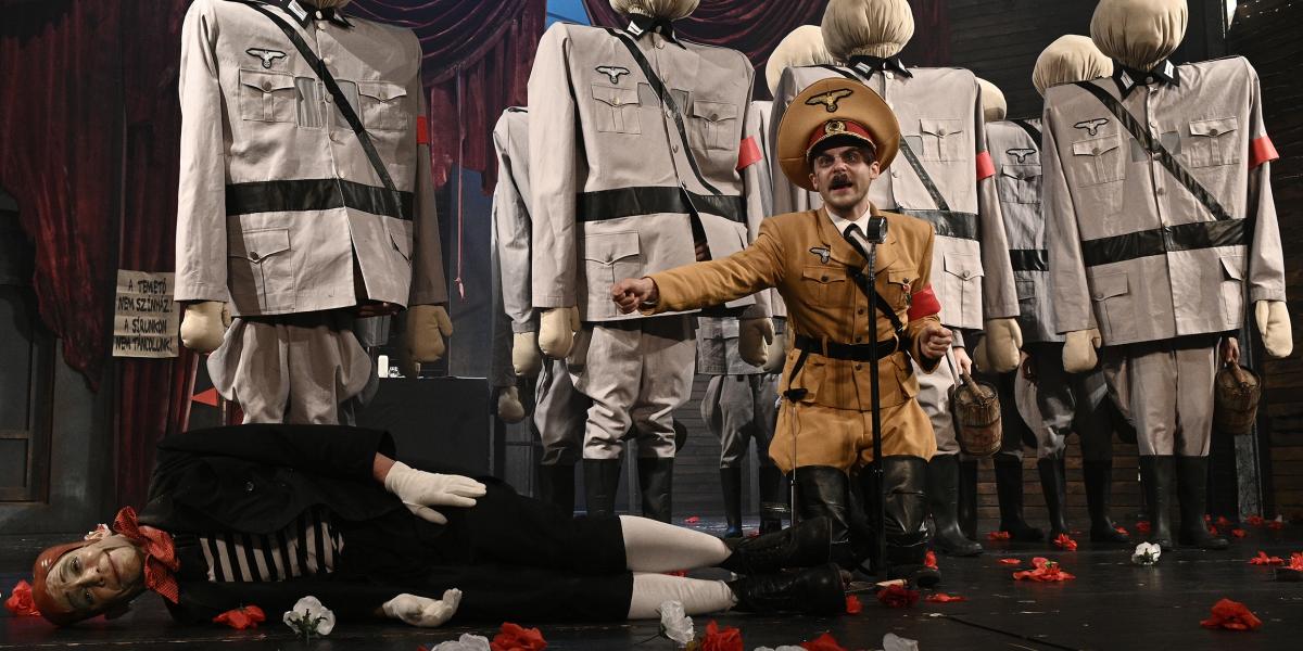 Béres Attila rendezése mintha összegzés lenne. Az elmúlt miskolci évek sikereinek és küzdelmeinek esszenciája. Letisztult, finomkodásmentes, olykor kegyetlen látlelet morálról, tisztességről, a művészetbe, a színházba vetett kipusztíthatatlan hitről, ami 