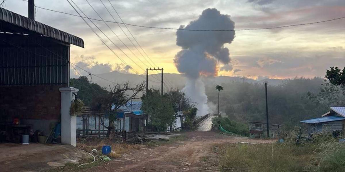Füstfelhő egy, a kambodzsai Pursat tartományban történt robbanás után 2025. december 13-án