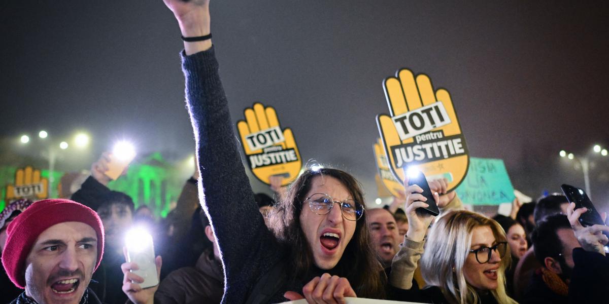 Tüntetők a román kormány székháza előtt Bukarestben, 2025. december 12-én