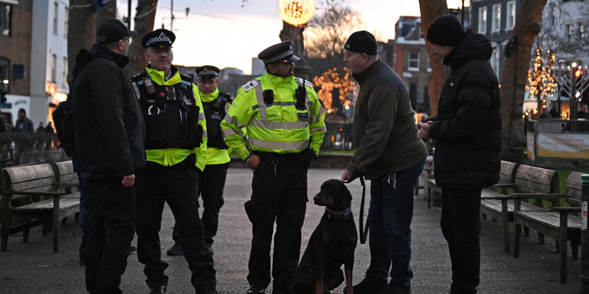 Rendőrök hanuka ünnepén a londoni Islingtonban 2025. december 14-én