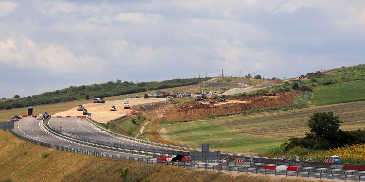  M30-as autópálya Szikszó és Miskolc közötti szakaszának helyreállításán Szikszó határában 2025. július 16-án.